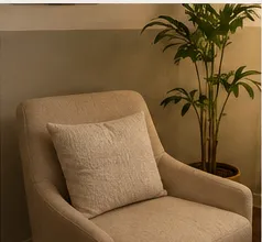 Poltrona de atendimento do consultório, ao lado de uma planta.