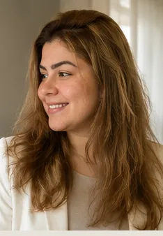 Retrato da psicóloga Samela olhando para o lado, em luz natural.